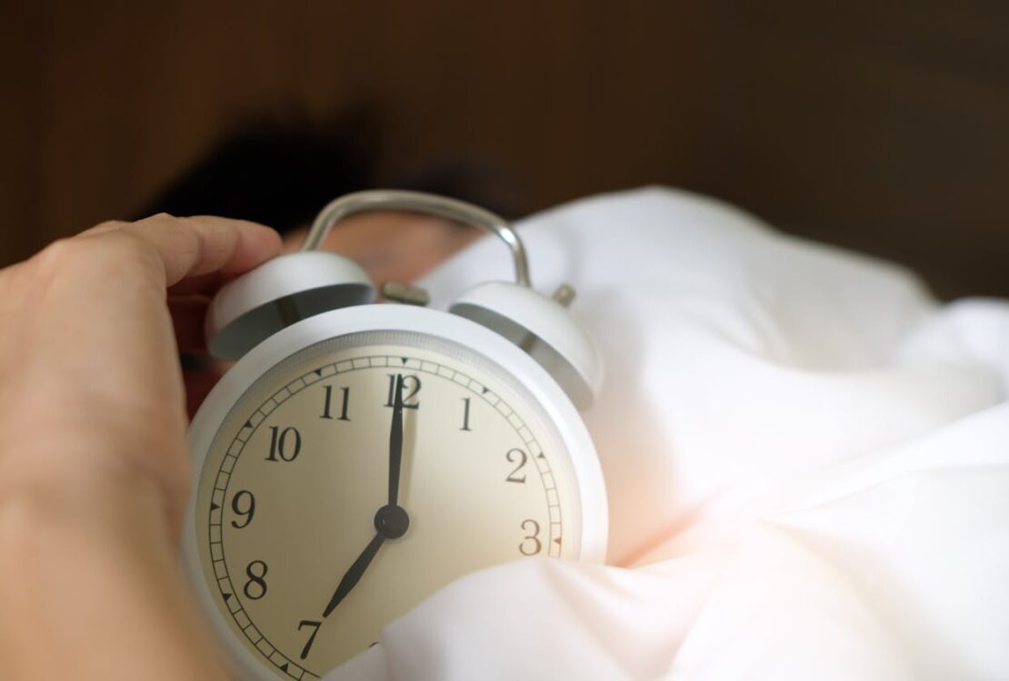 Persona durmiendo plácidamente en cama
