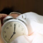 Persona durmiendo plácidamente en cama