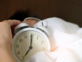 Persona durmiendo plácidamente en cama