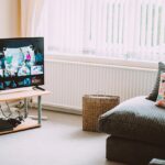 Dispositivo de hogar inteligente en sala moderna