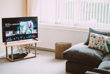 Dispositivo de hogar inteligente en sala moderna