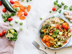 Plato de comida saludable con frutas y verduras