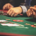 Mesa de casino con fichas y cartas