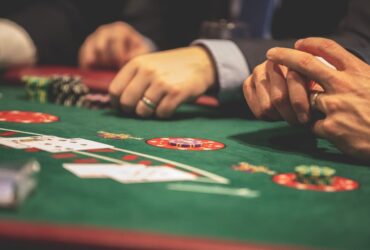 Mesa de casino con fichas y cartas