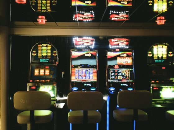 Dados y fichas de juego sobre mesa