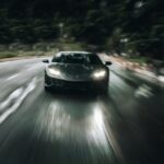 Persona conduciendo automóvil