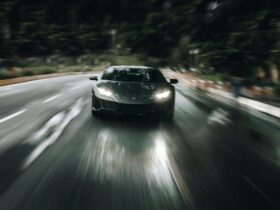 Persona conduciendo automóvil