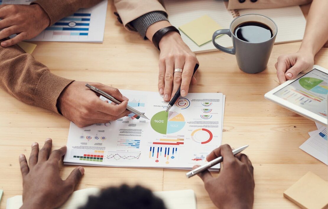 Equipo de emprendedores trabajando juntos