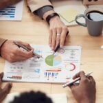 Equipo de emprendedores trabajando juntos