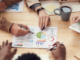 Equipo de emprendedores trabajando juntos