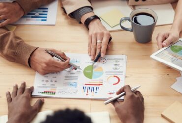 Equipo de emprendedores trabajando juntos