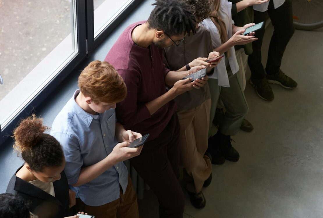 Grupo de jóvenes trabajando con tecnología