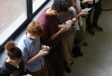 Grupo de jóvenes trabajando con tecnología