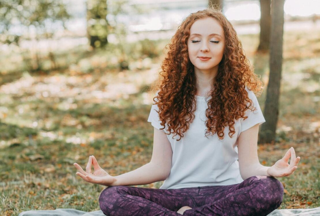 Persona meditando en ambiente tranquilo