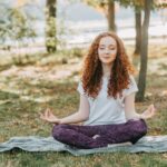 Persona meditando en ambiente tranquilo