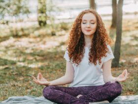 Persona meditando en ambiente tranquilo