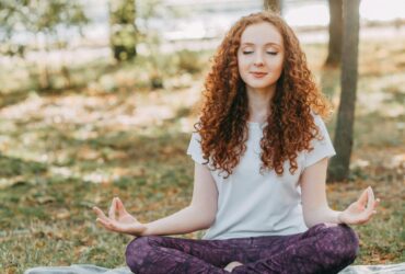 Persona meditando en ambiente tranquilo