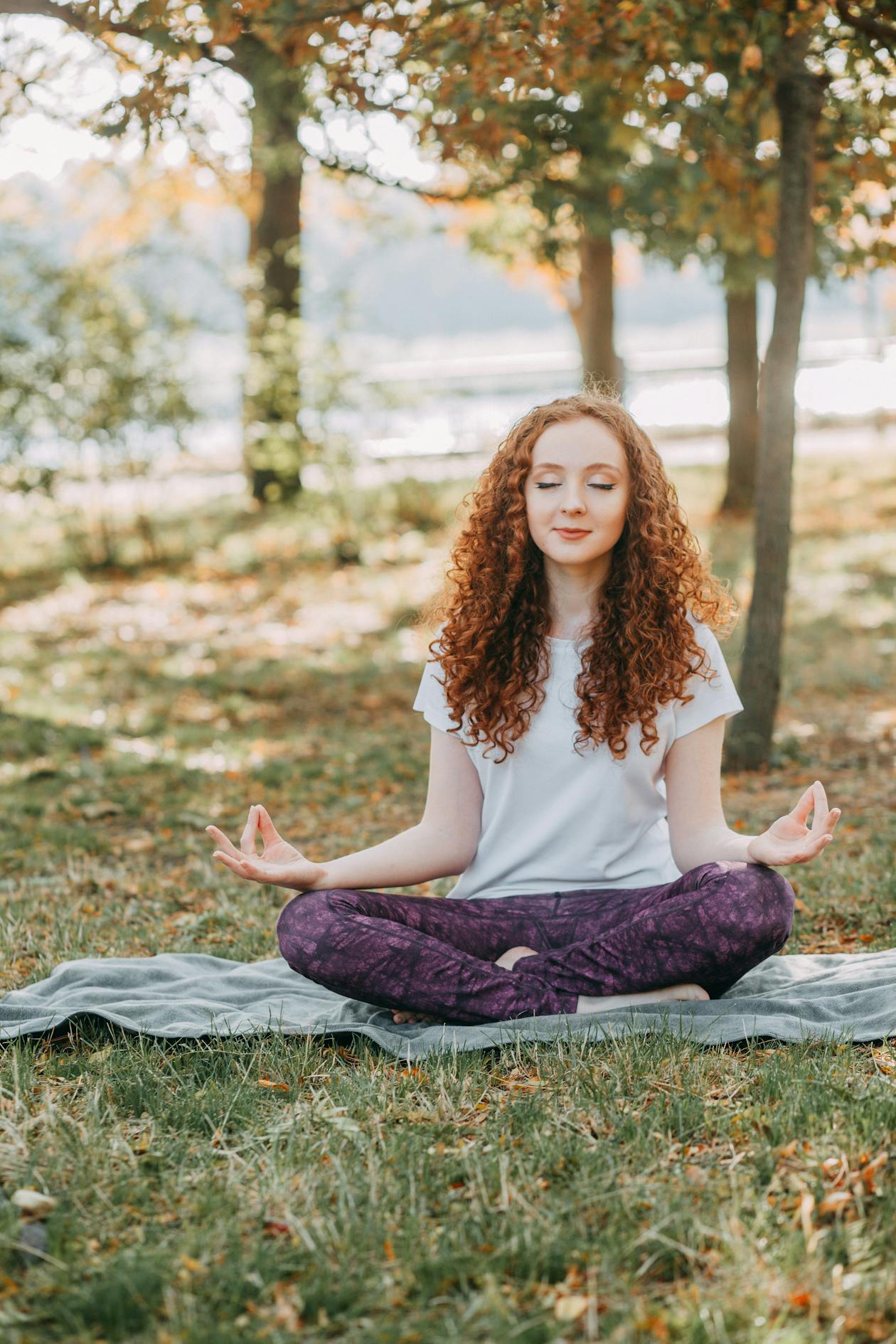 Persona meditando en ambiente tranquilo