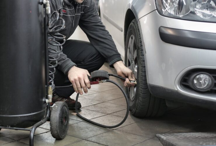 Mecánico revisando motor de automóvil
