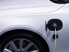 Auto eléctrico moderno cargándose