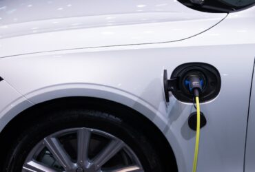 Auto eléctrico moderno cargándose