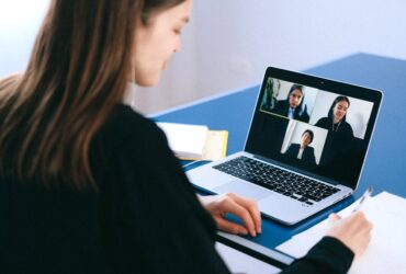 Persona trabajando desde casa con laptop