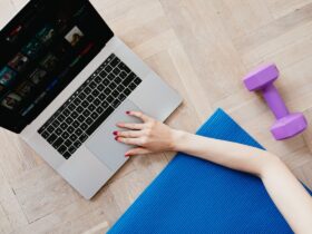 Persona haciendo ejercicio en casa