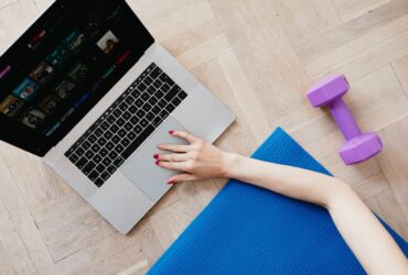 Persona haciendo ejercicio en casa